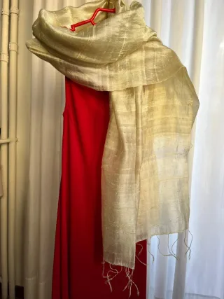 Vestido de fiesta rojo con escote en espalda