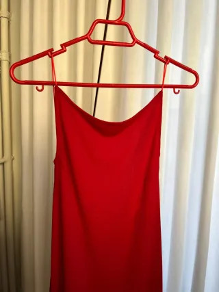 Vestido de fiesta rojo con escote en espalda