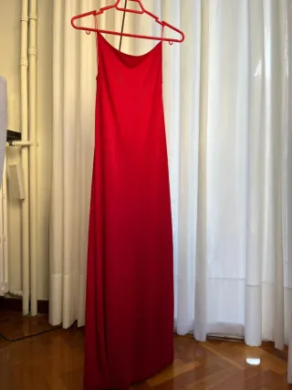 Vestido de fiesta rojo con escote en espalda