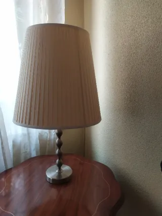 Lámpara de mesa beige y plateada