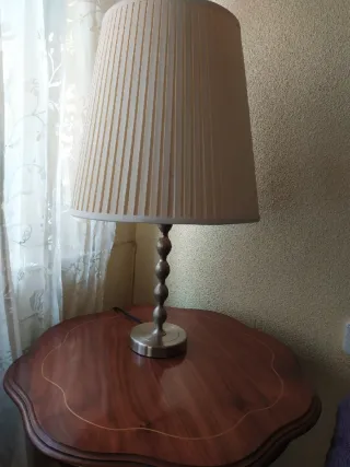 Lámpara de mesa beige y plateada