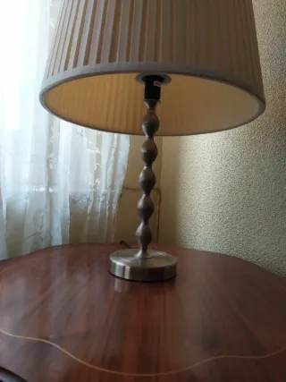 Lámpara de mesa beige y plateada