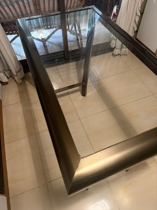 Mesa de cristal y metal plateado