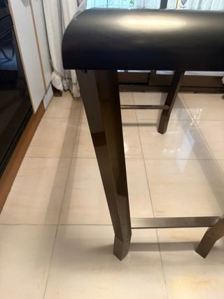 Mesa de cristal y metal plateado