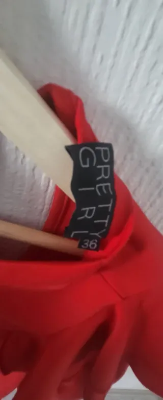 Vestido elegante rojo con volantes