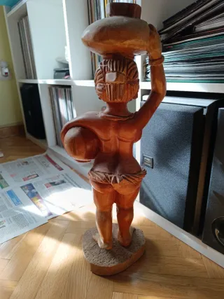 Figura de madera mujer con cántaro