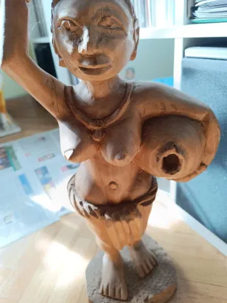 Figura de madera mujer con cántaro