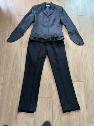 Traje Chaqueta y Pantalón de Tahari, T.42