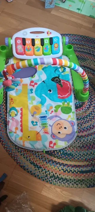 Alfombra de juegos para bebé con arco y piano