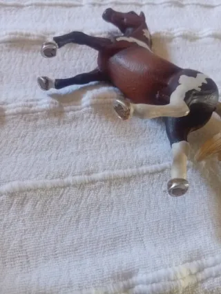 Caballo marrón y blanco para belén