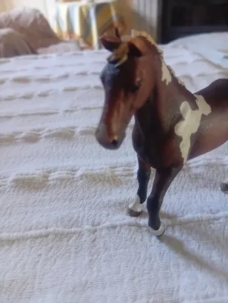 Caballo marrón y blanco para belén