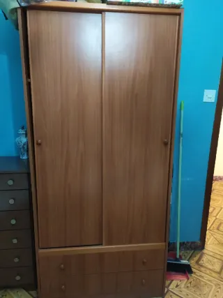 Armario de madera marrón