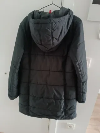 Abrigo acolchado tipo plumas negro