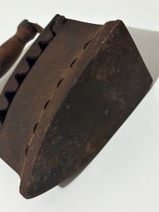 Antico ferro da stiro in ghisa