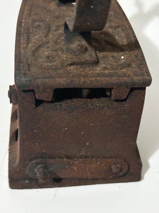 Antico ferro da stiro in ghisa