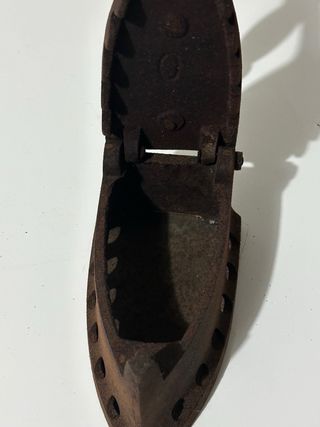 Antico ferro da stiro in ghisa