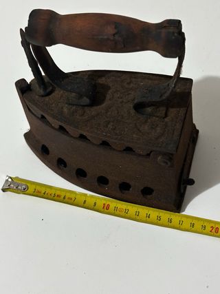 Antico ferro da stiro in ghisa