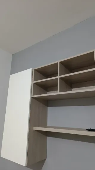 Pensile salotto con mensole e ante