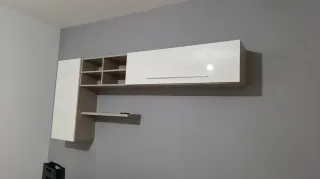 Pensile salotto con mensole e ante