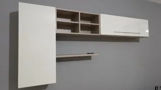 Pensile salotto con mensole e ante