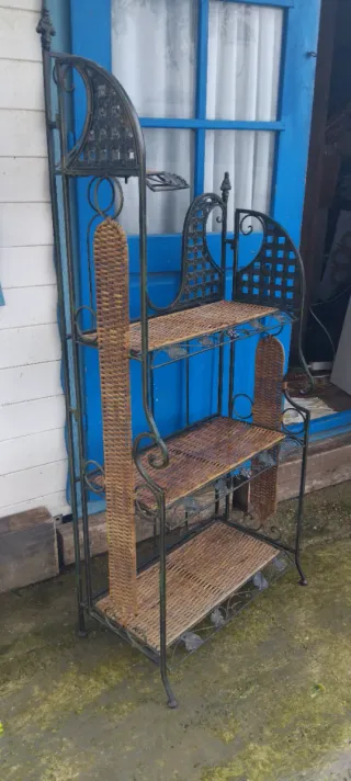 Scaffale in ferro battuto e vimini