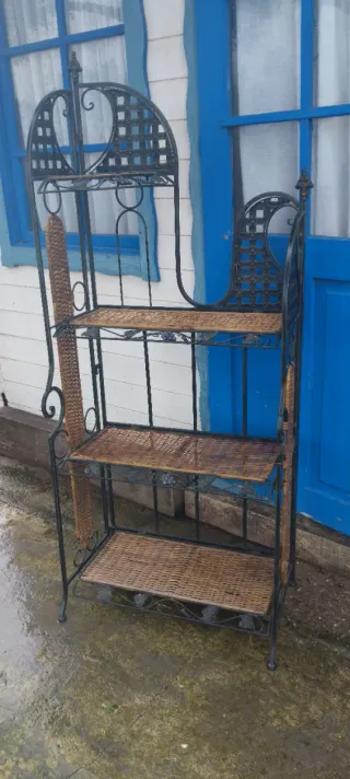 Scaffale in ferro battuto e vimini