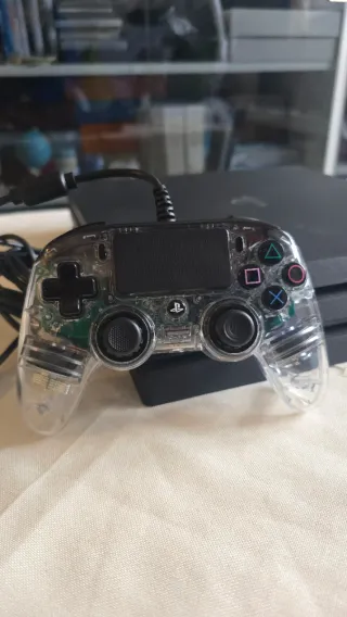 PlayStation 4 Pro 1TB + 2 Controller + Ricarica