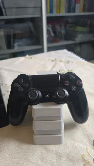 PlayStation 4 Pro 1TB + 2 Controller + Ricarica