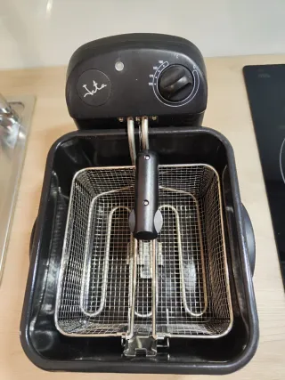 Freidora de aceite Jata de 3.5 litros.