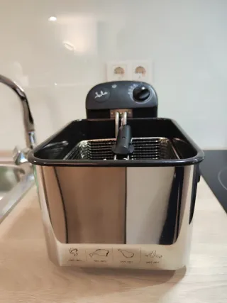 Freidora de aceite Jata de 3.5 litros.