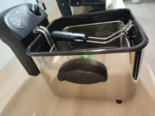 Freidora de aceite Jata de 3.5 litros.