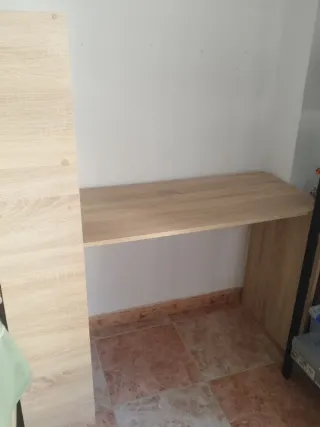 Escritorio madera con estantería