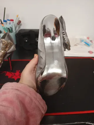 Zapatos tacón plateados lazo brillante talla 38