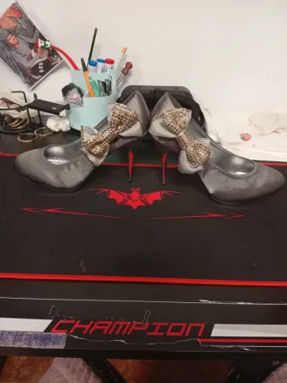 Zapatos tacón plateados lazo brillante talla 38