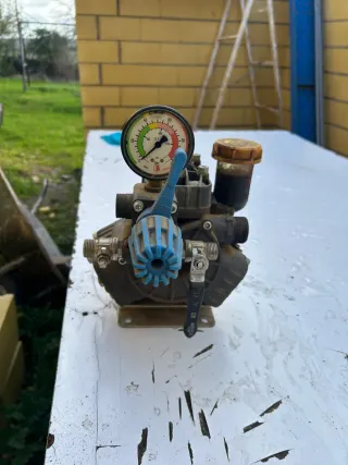 Bomba de presión con manómetro