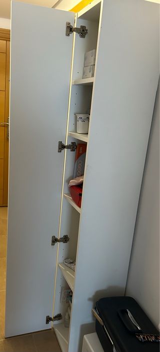 Armario blanco de madera