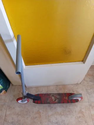 Patinete infantil con ruedas rojas