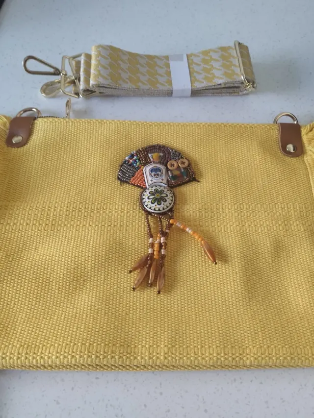 Bolso de algodón amarillo con adorno