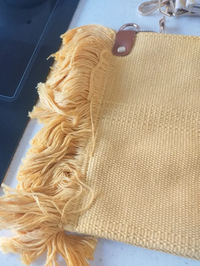 Bolso de algodón amarillo con adorno