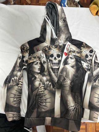 Sudadera con capucha estampada calavera y cartas