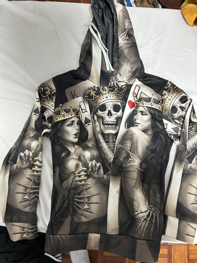 Sudadera con capucha estampada calavera y cartas