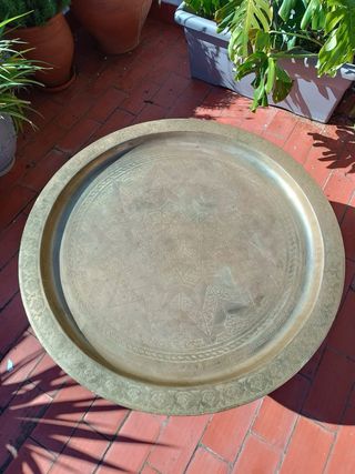 Mesa auxiliar dorada árabe