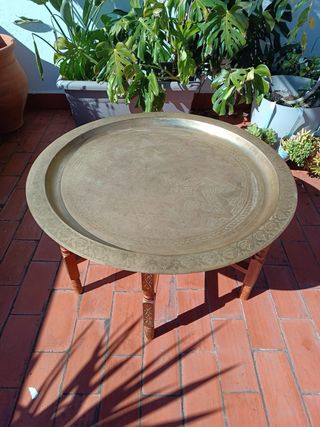 Mesa auxiliar dorada árabe