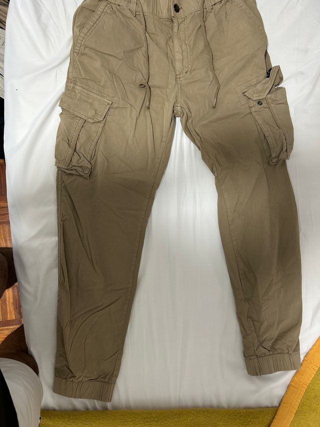 Pantalones cargo beige