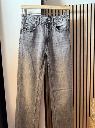 Pantalón vaquero gris desgastado