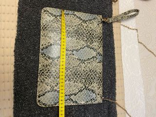 Cartera de mano efecto piel serpiente
