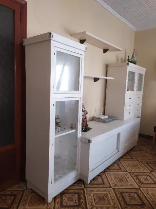 Mueble de salón blanco y madera