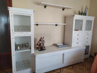 Mueble de salón blanco y madera
