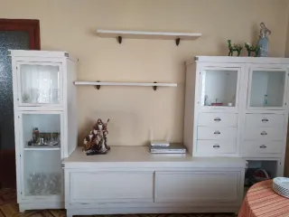 Mueble de salón blanco y madera