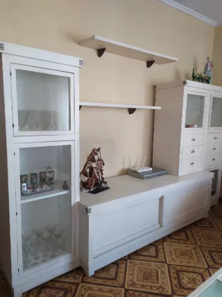 Mueble de salón blanco y madera
